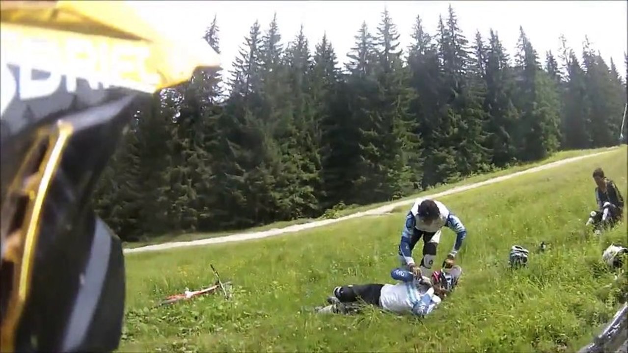 Grosse chute en VTT dans un virage à Châtel