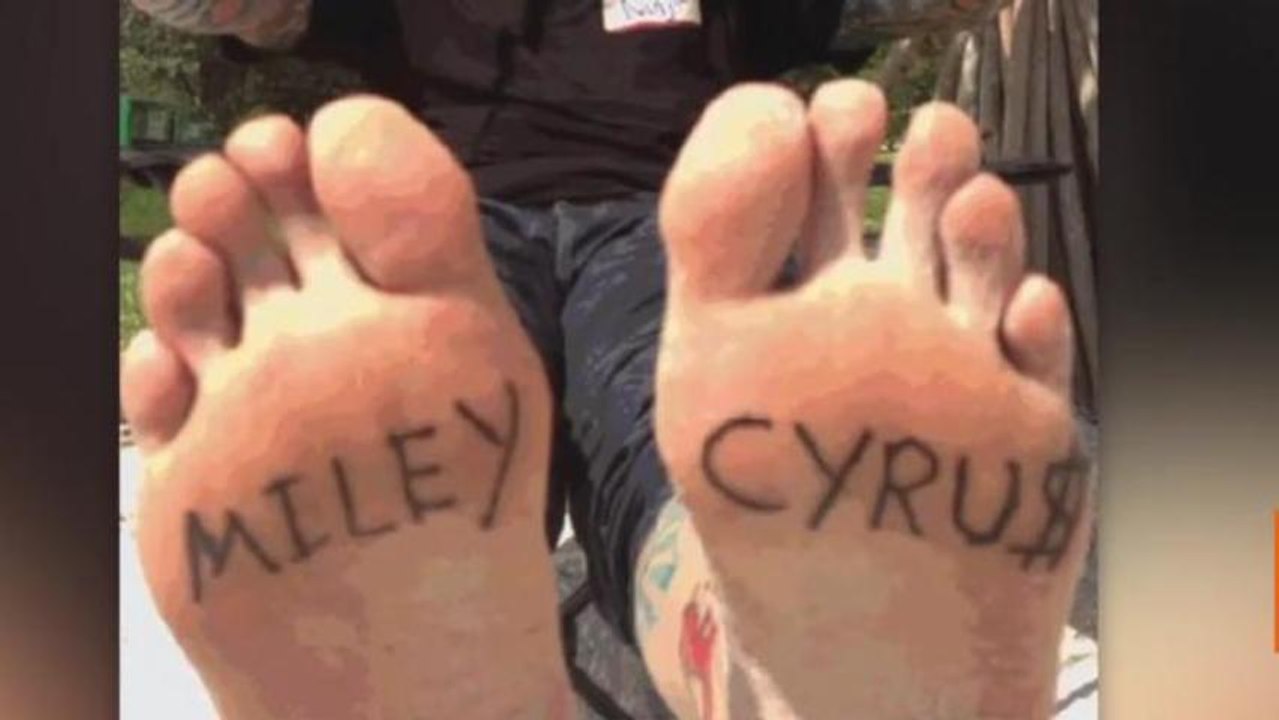 Vanilla Ice Inks Miley Cyrus' Name on His Feet