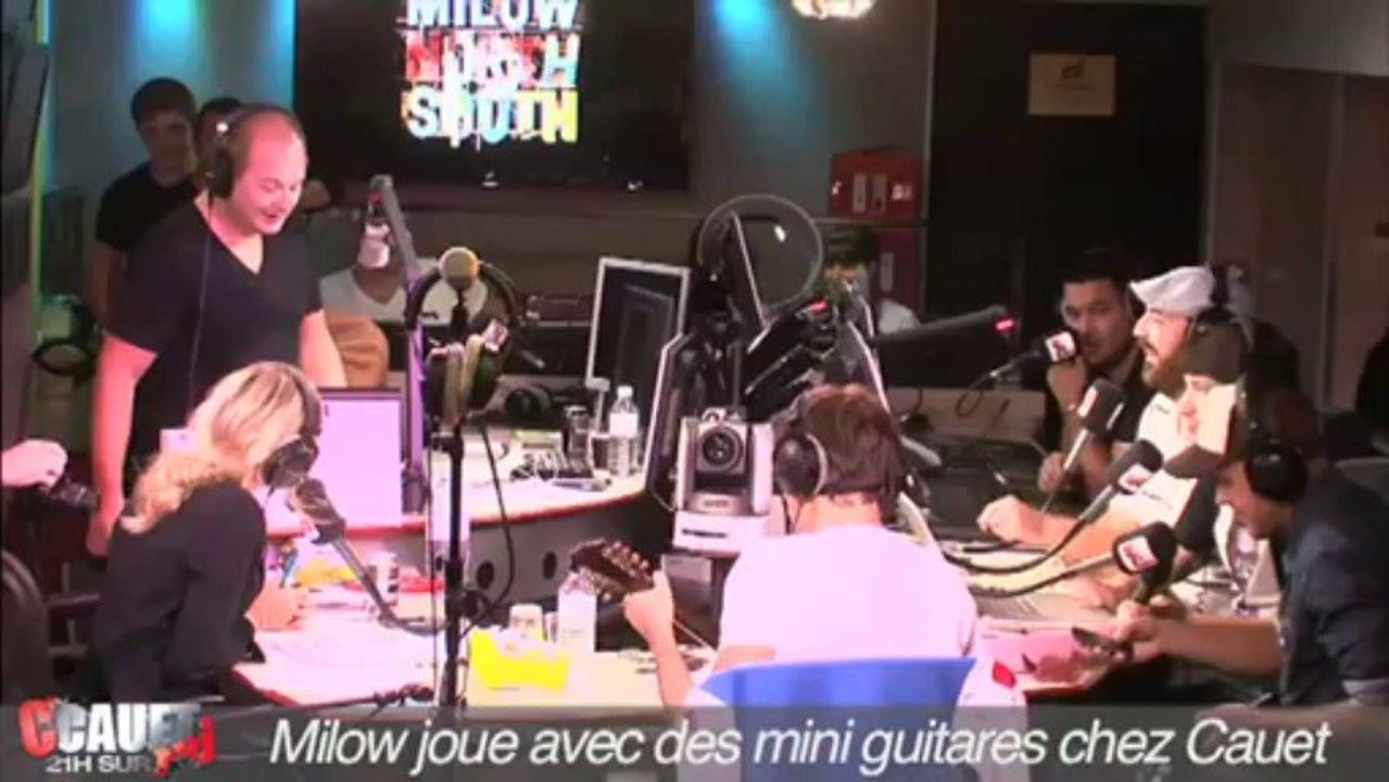 Milow joue avec des mini guitares - C'Cauet sur NRJ