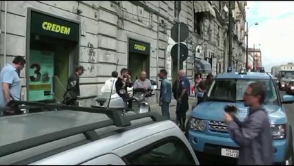 Télécharger la video: Napoli - Sventato colpo della banda del buco alla Credem (30.09.13)