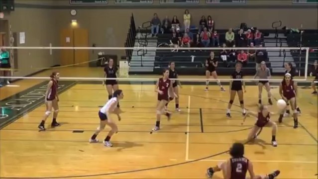 Une joueuse de Volleyball joue avec les pieds