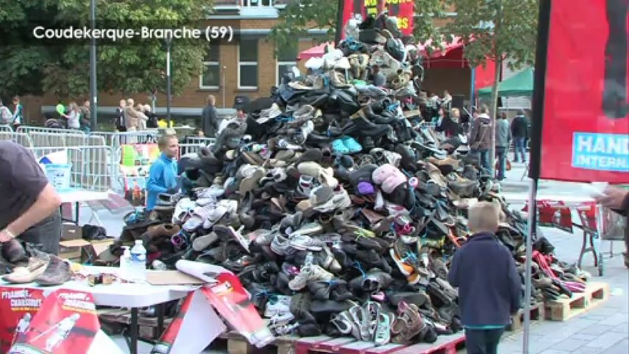 Pyramide de chaussures Handicap International à Coudekerque-Branche