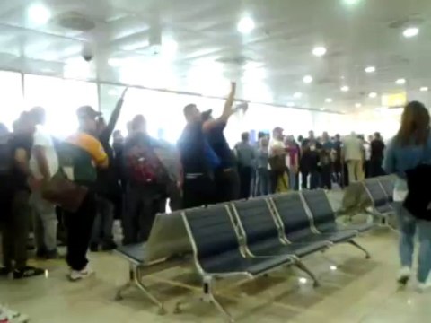 Cori anti-napoletani all aeroporto di Napoli