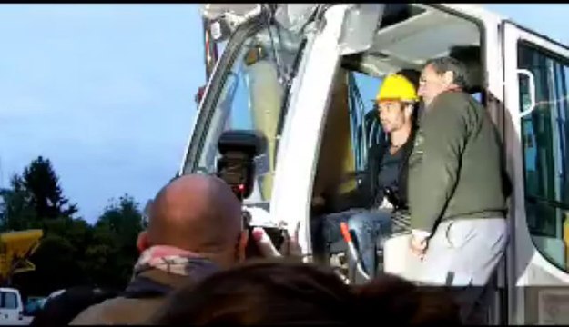 Sébastien Loeb conduit une pelleteuse à Haguenau !