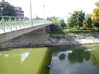 A Kis-Dunába borult egy személyautó Esztergomban