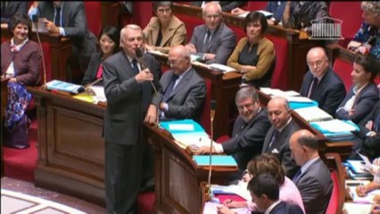 "Vous devriez réfléchir avant de parler", répond Ayrault à Jacob