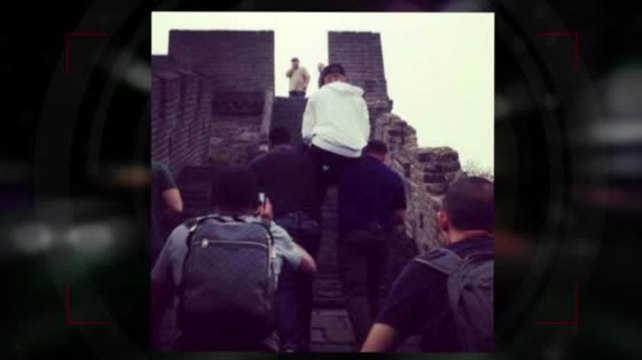 Justin Bieber Has Bodyguards Carry Him Up Great Wall of China