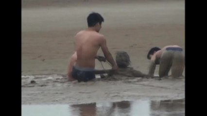 Woman rescued from mud in China's Yellow River