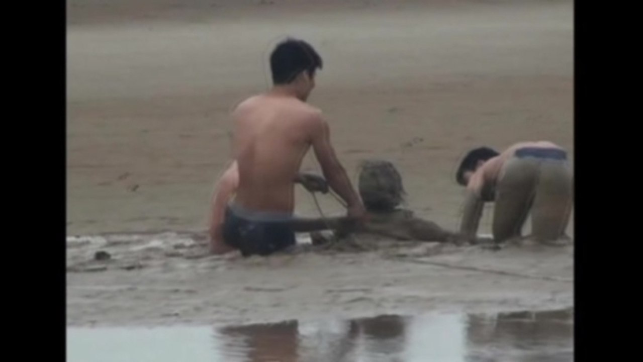 Woman rescued from mud in China's Yellow River