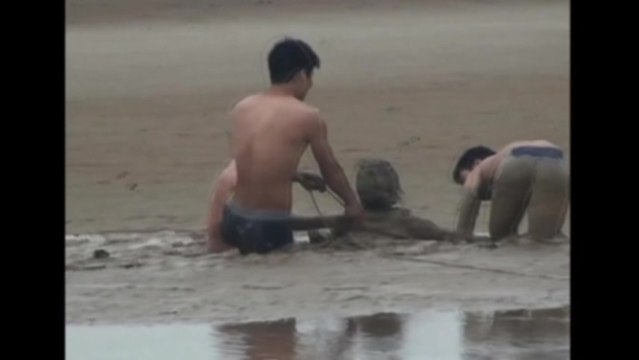 Woman rescued from mud in China's Yellow River