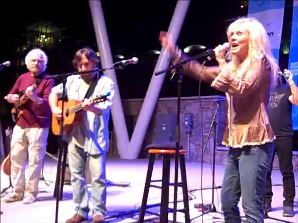 "BETTE DAVIS EYES"  - KIM CARNES - Live in Greenville, South Carolina. Sept. 27th, 2013