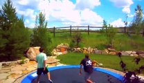 Jouer au trampoline... et se faire éjecter par les potes!!! FAIL!!