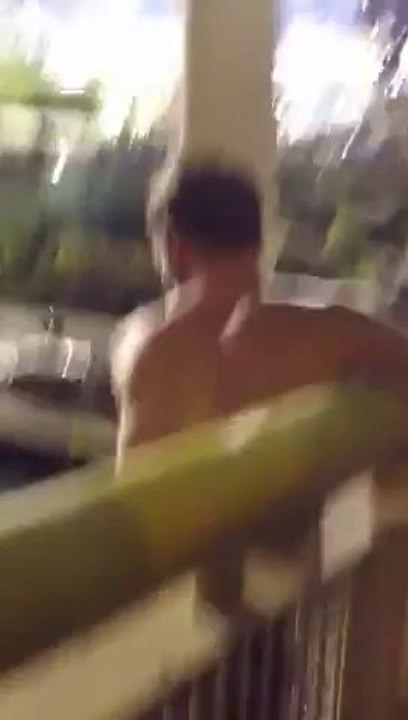 Un supporter de Baseball se jette d'un pont pour célébrer!!!