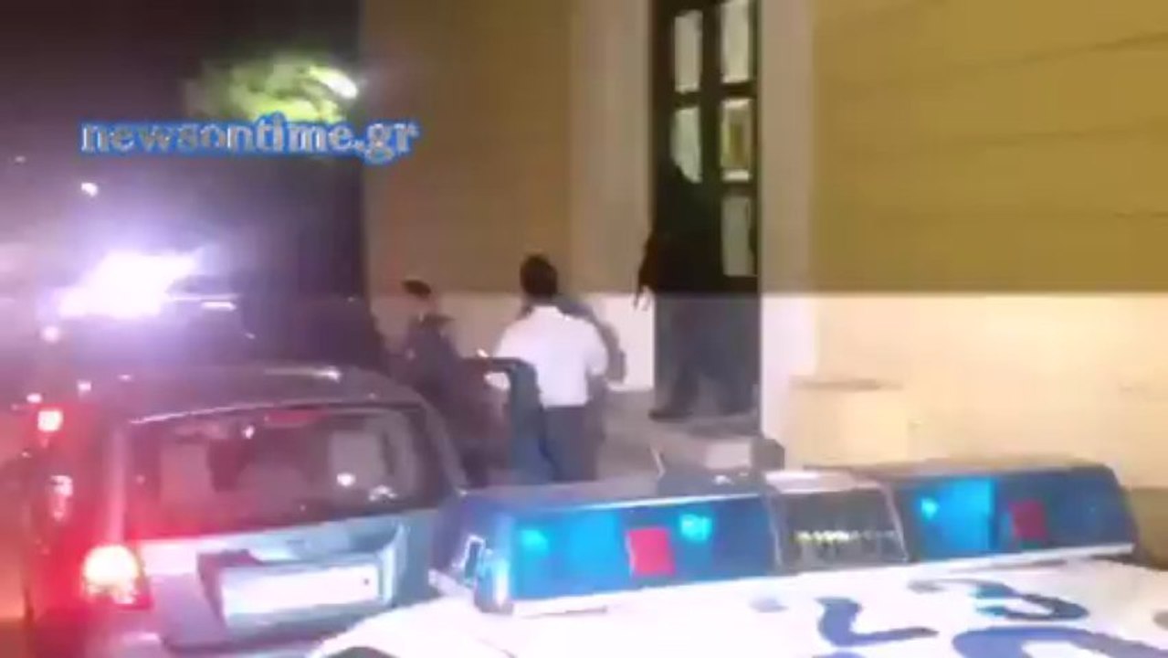 newsontime.gr - Η στιγμή της εξόδου του Χ. Παππά από τα δικαστήρια