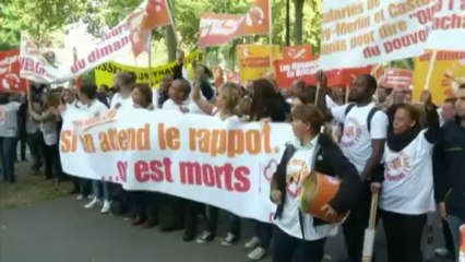 Des salariés soutenant le travail dominical manifestent à Paris