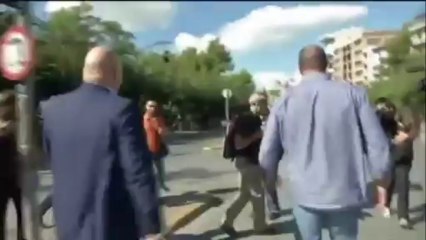 Ο Η. Κασιδιάρης χτυπάει κάμεραμαν