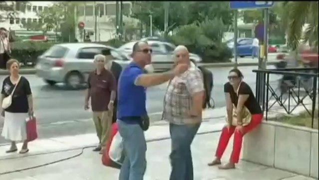 Grèce : des députés d'Aube dorée invectivent des journalistes à leur sortie du tribunal