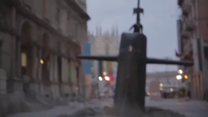 Un sous-marin sort des rues de Milan et percute une SMART!!