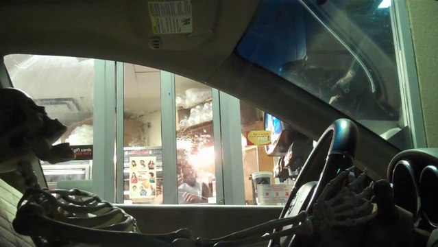 Un squelette commande au drive d'un MacDo