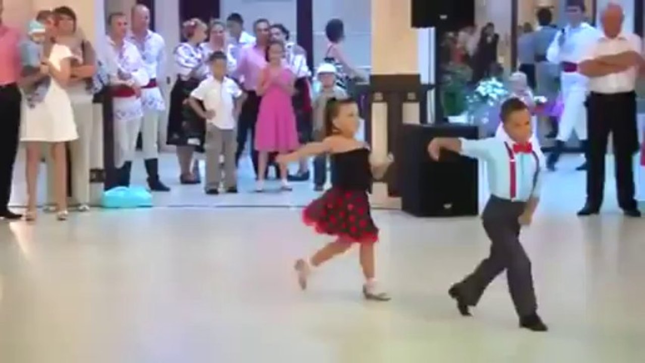 Deux enfants talentueux de 6 ans dansent !