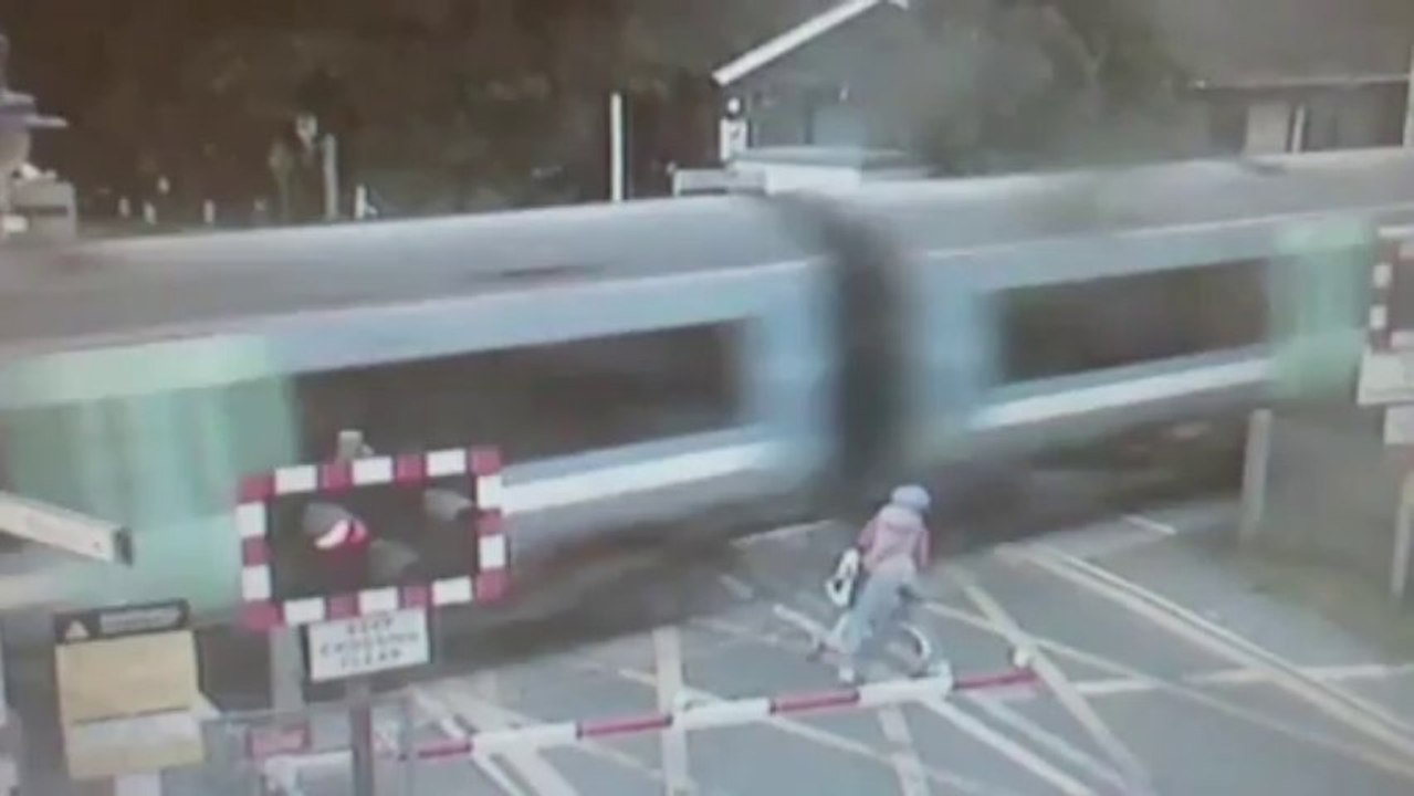 Terrifying level crossing near-miss Cyclist at...