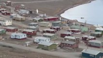 Carte postale de Tara au mouillage d'Arctic Bay © V.Hilaire/francetv nouvelles écritures/Thalassa/Tara Expéditions