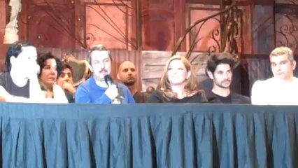 H Βίκυ Σταυροπούλου  και ο Χρήστος Χατζηπαναγιώτης μιλούνι για την παράσταση " Ψύλλοι στα αυτιά"