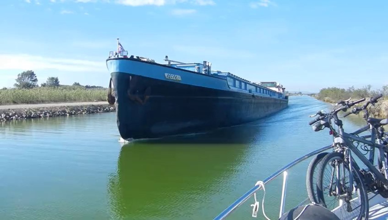 Croisement péniche RECTA sur le canal du Rhône à Sète