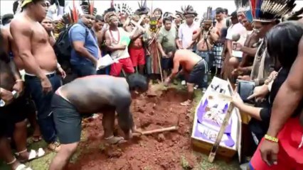 Índios enterram políticos em Brasília