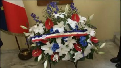 En Corse, Hollande rend hommage au préfet Erignac