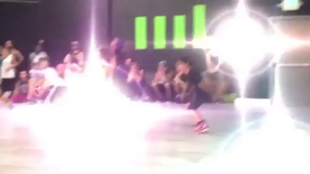 Момче игра како про на Applause од Лејди Гага