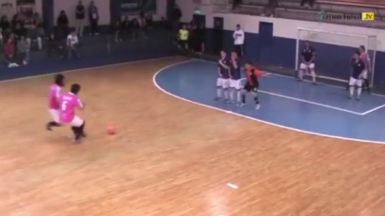 Futsal : une incroyable combinaison sur coup-franc !