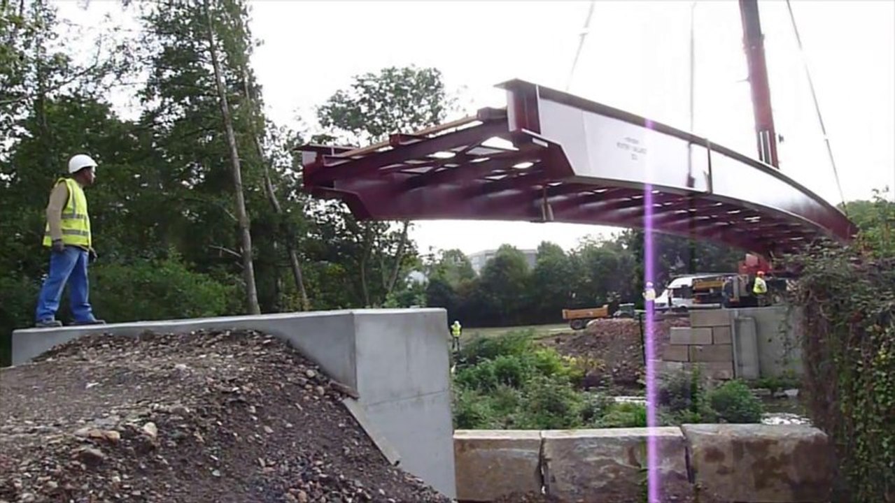 Une passerelle sur la Vire