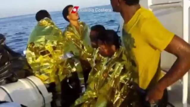 Migrants rescued from sea off Italian coast