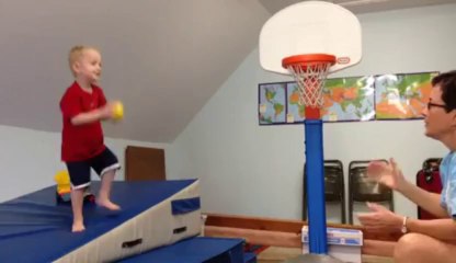 Скачать видео: Regarde maman je vais dunker!! Gros fail du gamin LOL!!