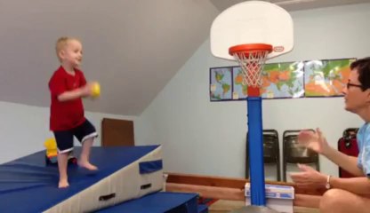 Regarde maman je vais dunker!! Gros fail du gamin LOL!!