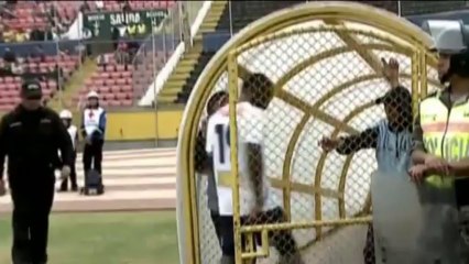 Ecuador - Montano prende a calci De La Cruz