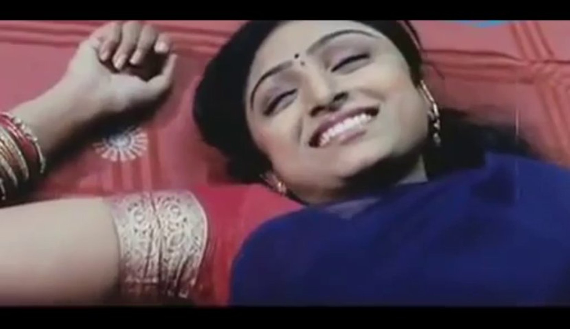 Waheeda thinking about her lover and navel show