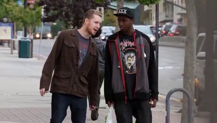 Un gars se balade et raconte qu'il est défoncé!! Caméra Cachée!!