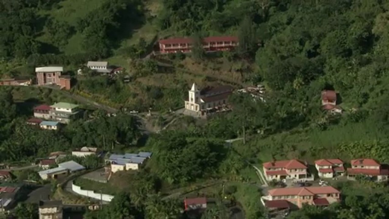 Commune de Fond-Saint-Denis : Observatoire et place des fêtes