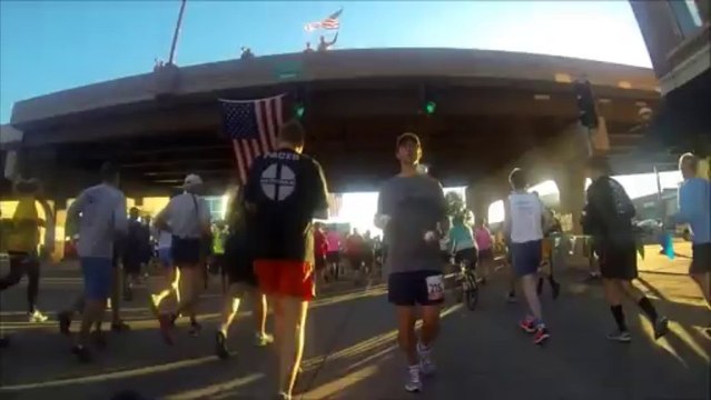 Homme fait le marathon de dos en jonglant