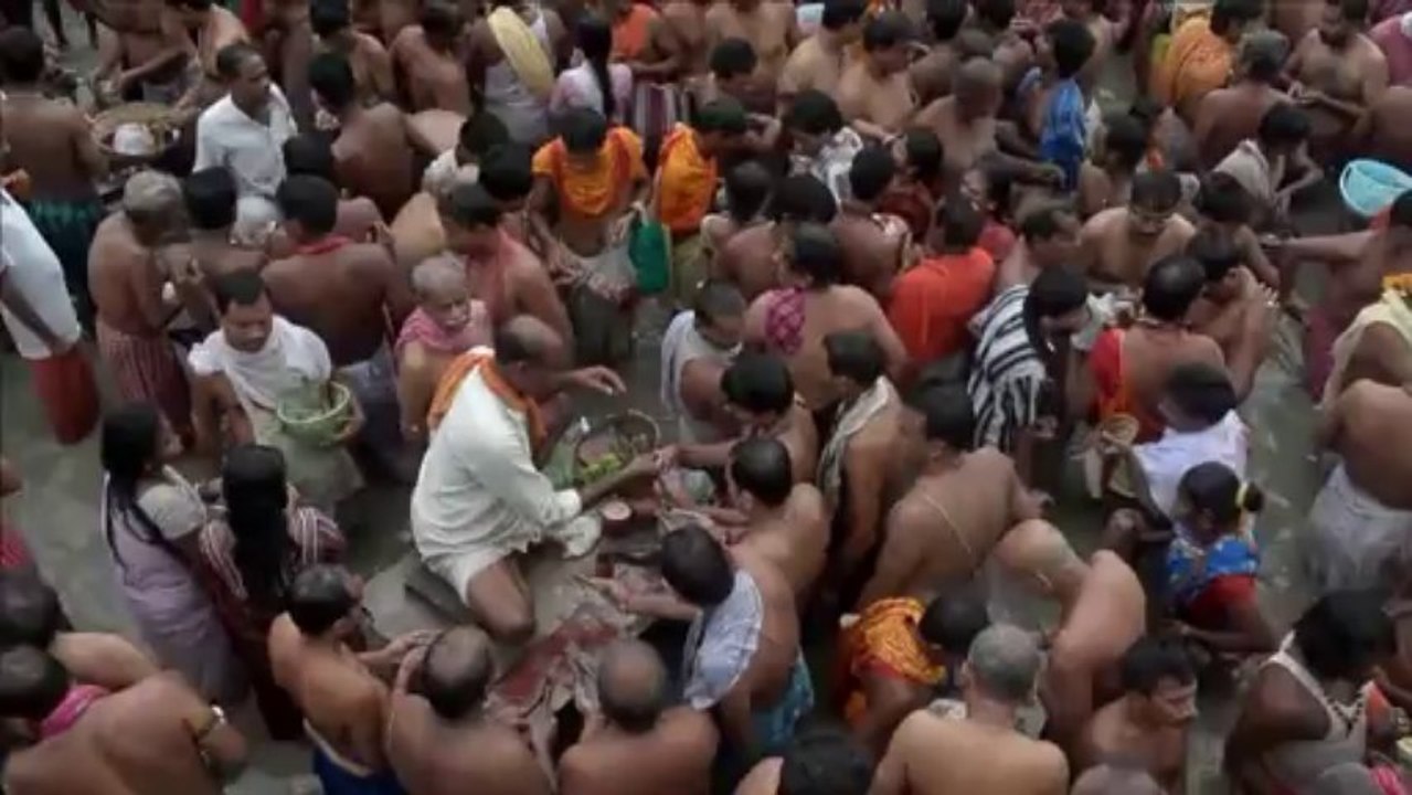 Indian Hindu devotees perform annual 'Tarpan' rituals