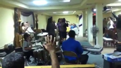 Suelta lo que es mío agrupacion Alfa y Omega cantando Elizabeth Martínez