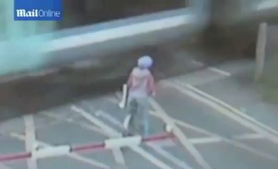 Cicilista estuvo a pocos centímetros de ser atropellada por un tren