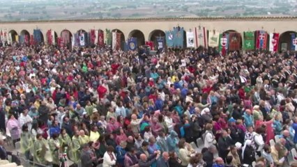 Faithful react as Pope Francis makes Assisi pilgrimage