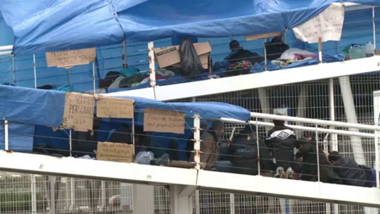 France offers right to asylum to protesting Syrian refugees