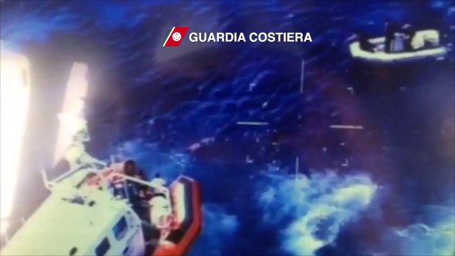 Lampedusa (AG) - Naufraga un barcone, decine di migranti morti in mare -1- (03.10.13)