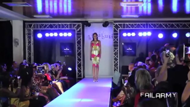 Rater un virage, un saut, une danse, tomber... Fails des Filles!! Grosse compilation...