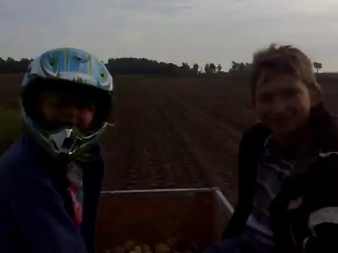 Glaner les patates, c'est mieux en quad !!! Adrien, Antoine et Emma !