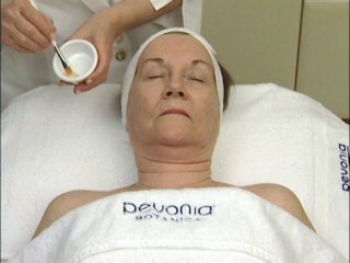Lumafirm Eye Contour Lift & Glow Step By Step 1